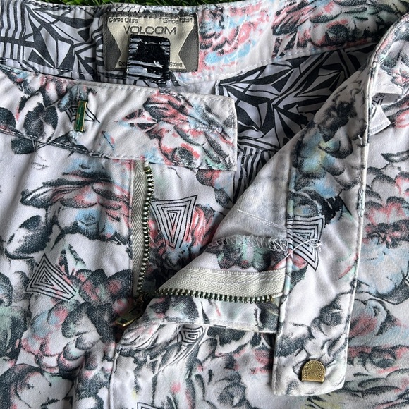 VOLCOM Floral Print Shorts size 11 - Picture 5 of 9